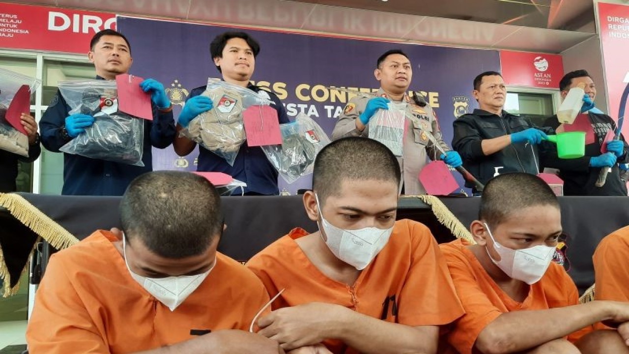 Wakil Polresta Tangerang AKBP Indra M saat menunjukan para pelaku dan barang bukti atas pengungkapan kasus pengeroyokan dan penyiraman air keras di Tangerang, Rabu (6/9/2023). ANTARA/HO-Polresta Tangerang.