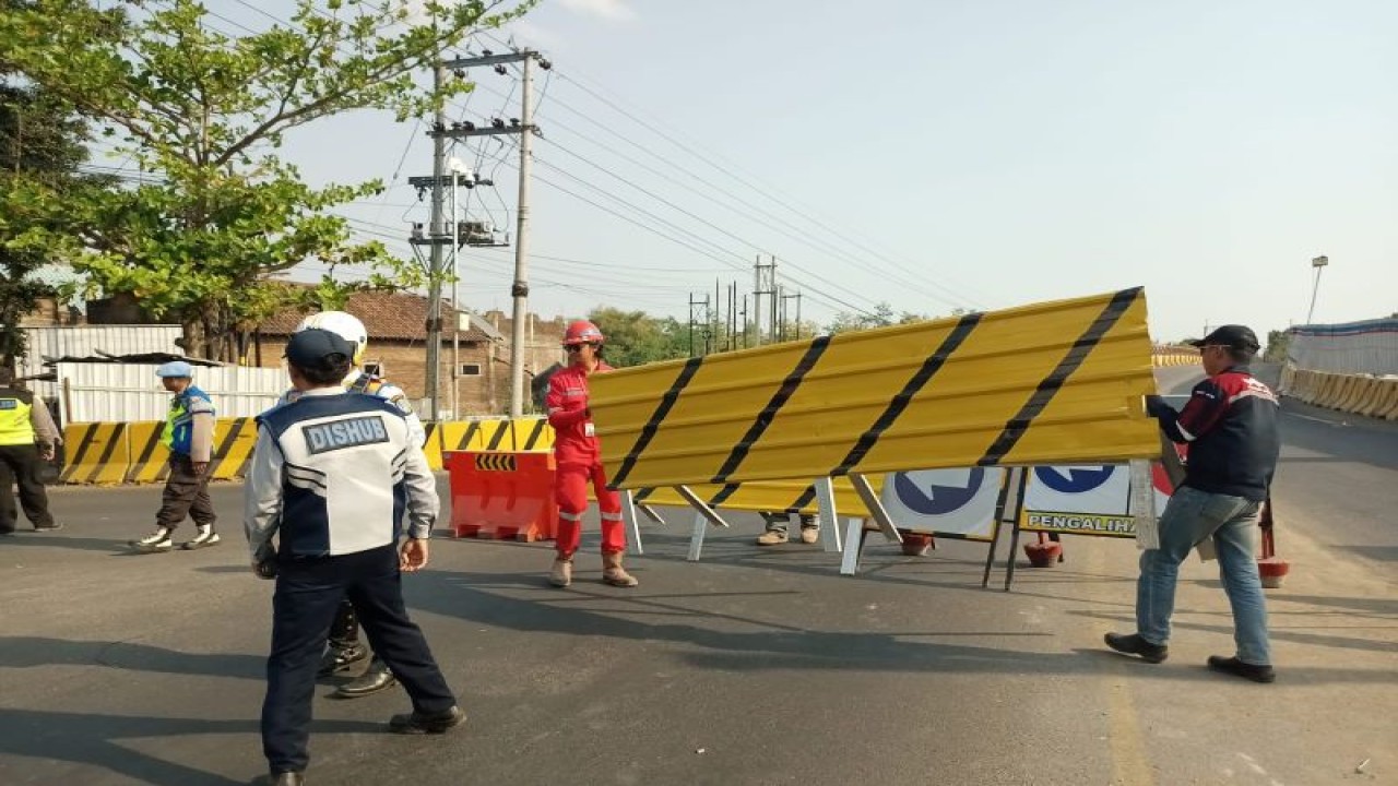 Petugas memasang rambu tanda penutupan Jembatan Ngujang I yang menghubungkan Kediri dan Tulungagung, Sabtu (2/9/2023) (ANTARA/HO - Joko Pramono)