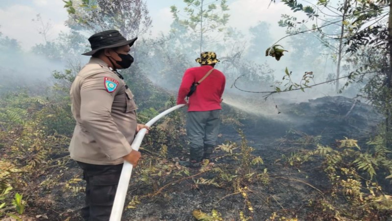 Personel Polresta Palangka Raya melakukan pemadaman karhutla yang terjadi di wilayahnya beberapa waktu lalu. ANTARA/Dokumentasi Pribadi