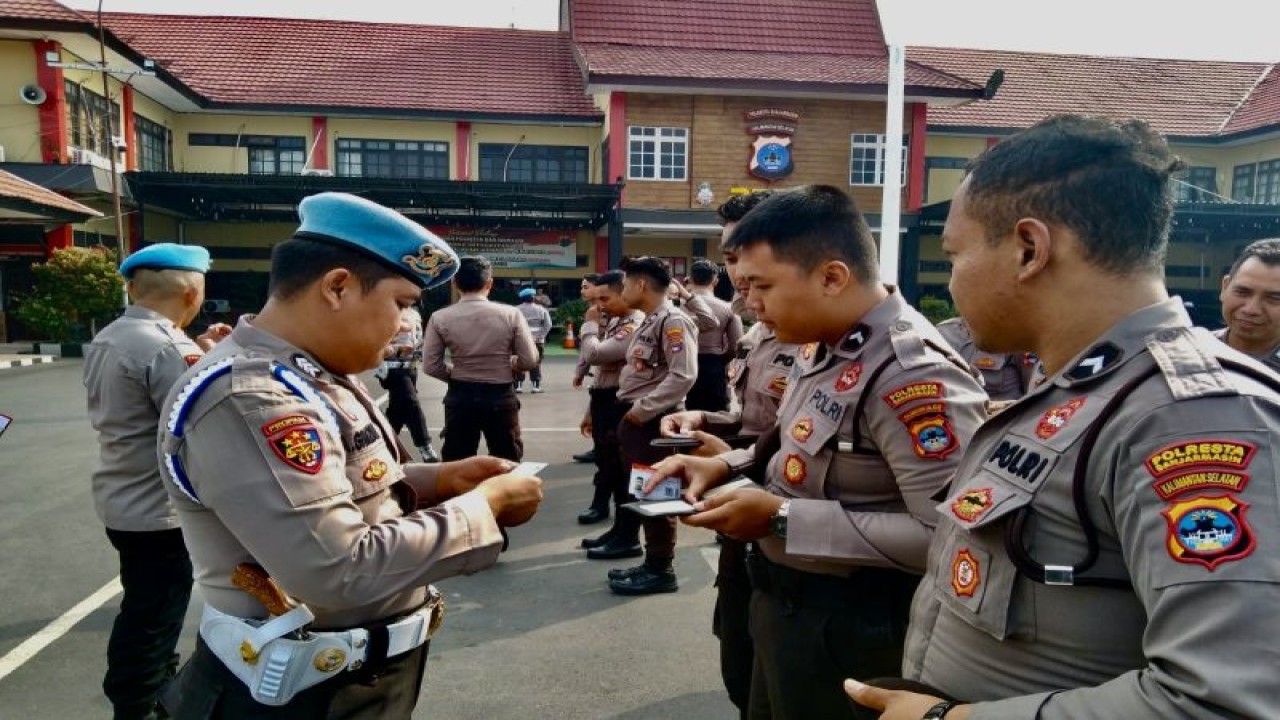 Bidang Profesi dan Pengamanan (Propam) Polresta Banjarmasin melakukan pemeriksaan personel, di Banjarmasin, Kalimantan Selatan, Rabu (27/9/2023). ANTARA/HO-Polresta Banjarmasin.