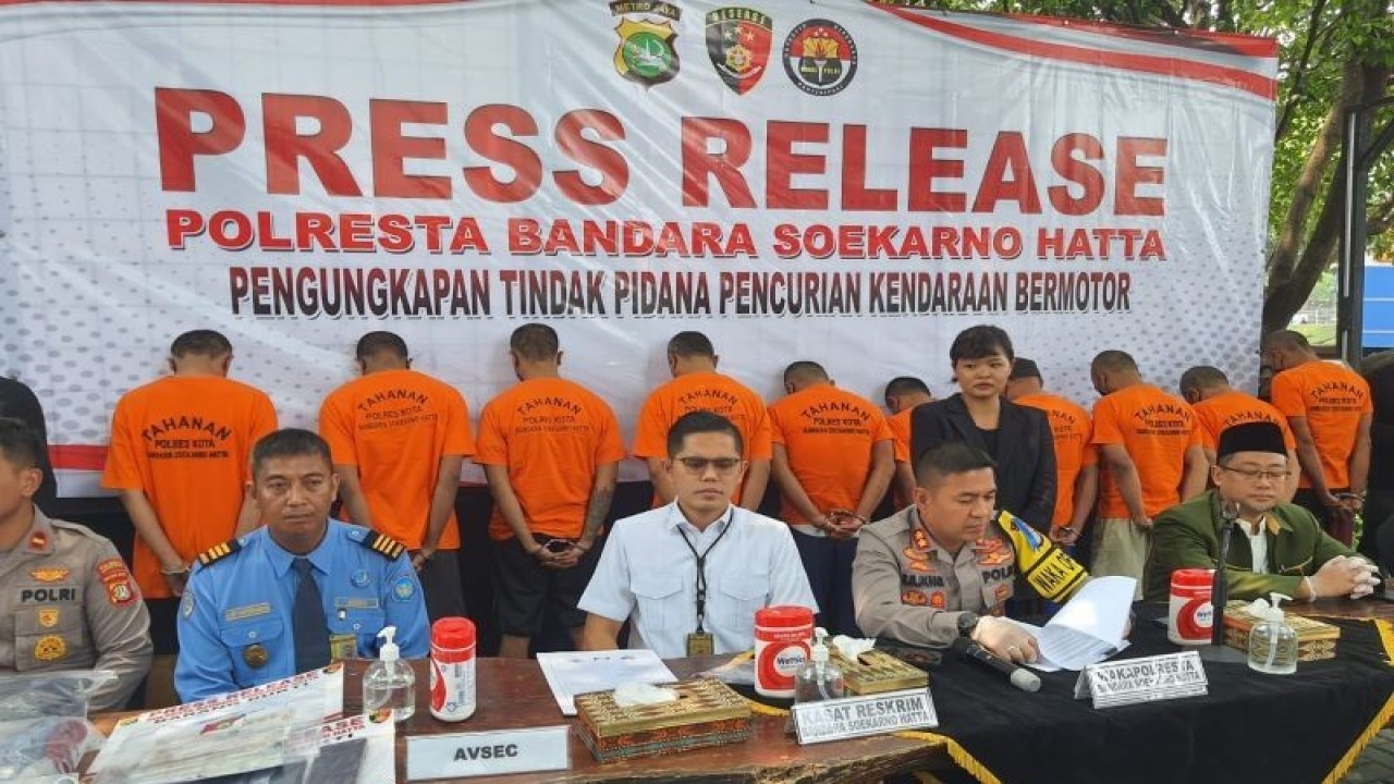 Wakapolresta Bandara Soekarno-Hatta, AKBP Jauhari (kedua kanan) saat menunjukan barang bukti dan pelaku pencurian kendaraan bermotor. ANTARA.