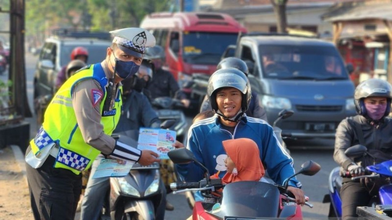 Dokumentasi - Personel Satlantas Polresta Bandung memberikan sosialisasi kepada masyarakat dalam Operasi Zebra Lodaya 2023 di Kabupaten Bandung, Jawa Barat. (ANTARA/HO-Humas Polresta Bandung)