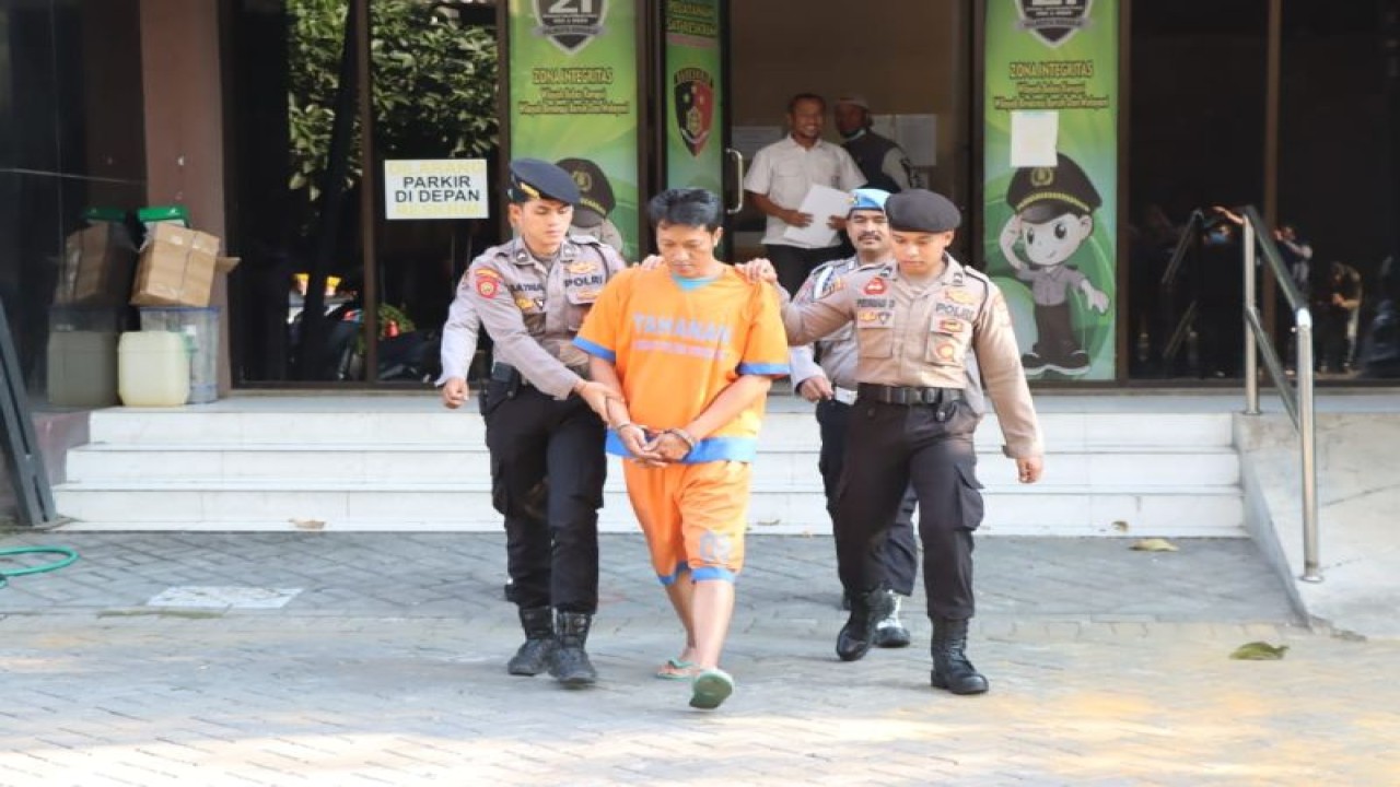 Petugas Polresta Sidoarjo menggelandang DPO pengoplos tabung gas elpiji di Mapolresta Sidoarjo, Selasa (12/9/2023). ANTARA/HO Polresta Sidoarjo