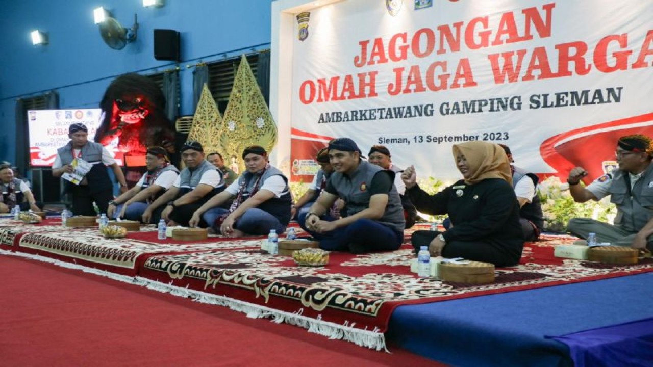 Kepala Badan Pemelihara Keamanan (Kabaharkam) Polri Komjen Pol Mohammad Fadil Imran beserta jajarannya melakukan kunjungan di Omah Jaga Warga Kalurahan Ambarketawang, Gamping, Kabupaten Sleman pada Rabu (13/9) malam. ANTARA/HO-Bagian Prokopim Setda Sleman