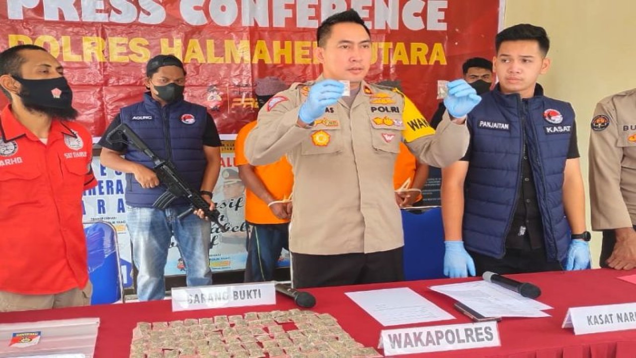 Personel Polres Kabupaten Halmahera Utara menyampaikan hasil pengungkapan kasus pengedaran dan kepemilikan Narkotika oleh dua orang terduga pelaku yang merupakan warga Halut dan satu diantaranya merupakan residivis kasus narkoba, Kamis (14/9/2023). ANTARA/Abdul Fatah (Abdul Fatah)