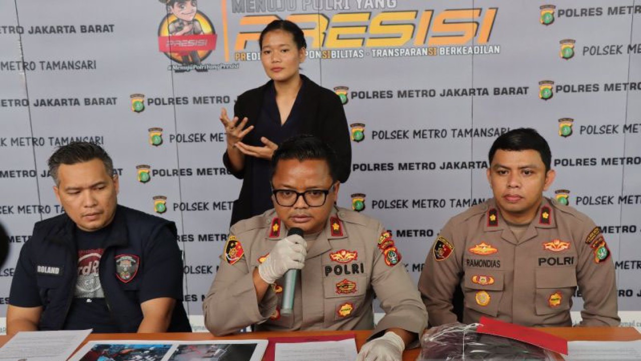 Kapolsek Metro Tamansari Kompol Adhi Wananda memberikan keterangan pers di Jakarta, Sabtu (16/9/2023). ANTARA/HO-Polsek Tamansari