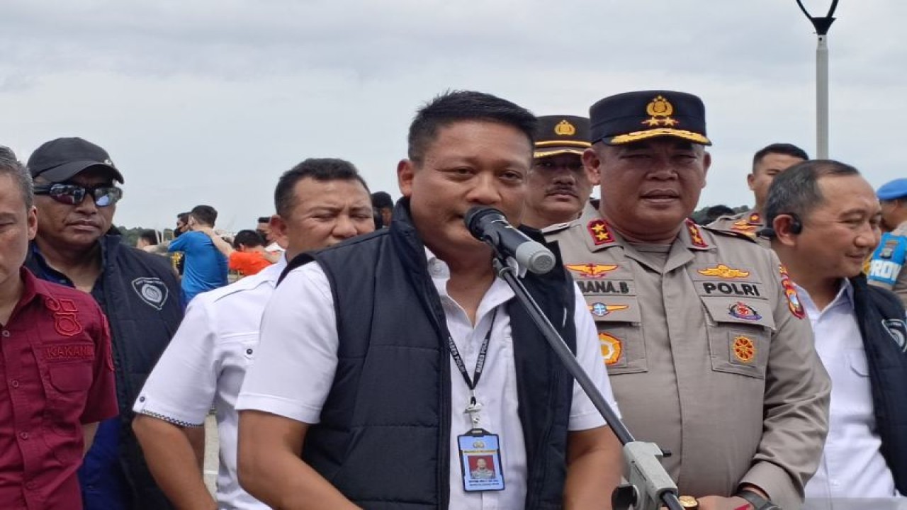 Kadiv Hubinter Polri Irjen Krishna Murti memberikan keterangan pemulangan ratusan warga negara China, tersangka love scamming di Batam, Rabu (20/9). (ANTARA/Yude)