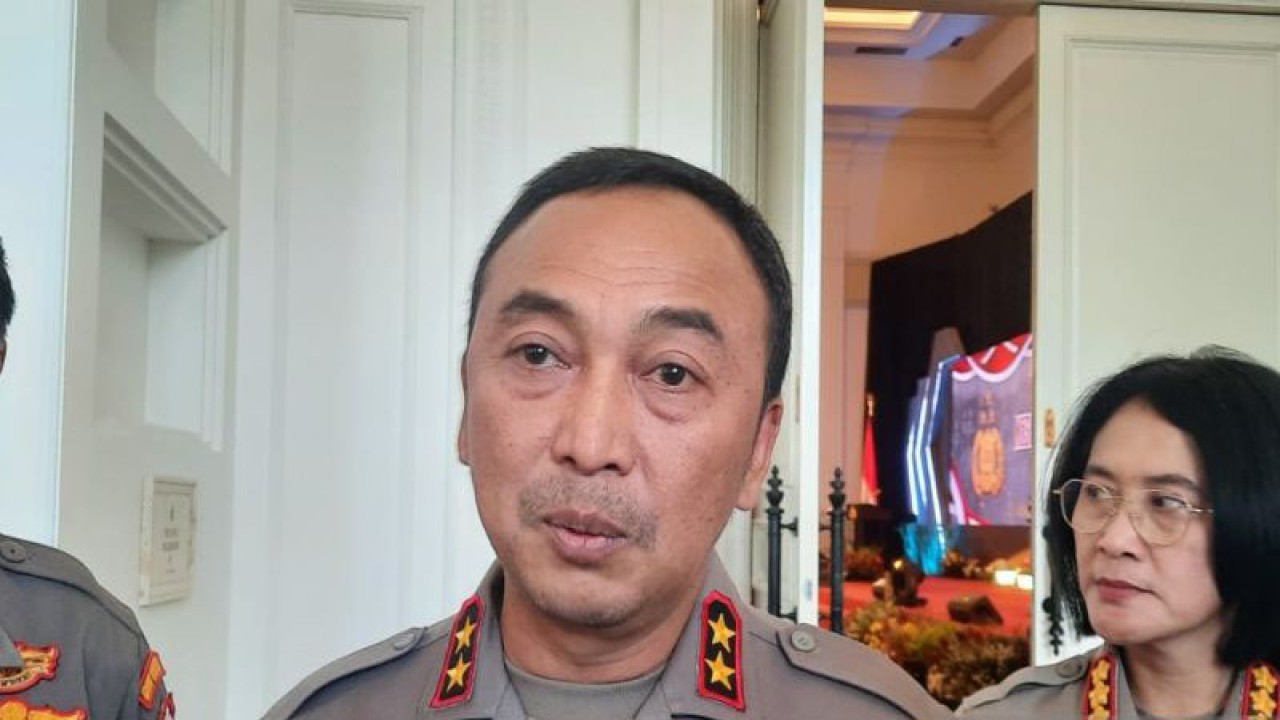 Kepala Divisi Humas Polri Irjen Pol. Sandi Nugroho (tengah) memberikan keterangan kepada wartawan, Rabu (27/9/2023). (ANTARA/Laily Rahmawaty)