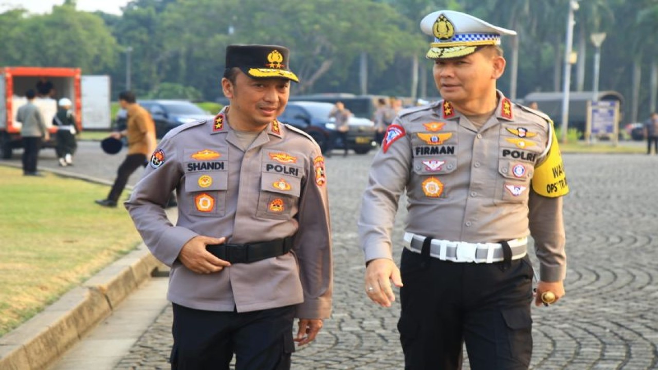 Kadivhumas Polri Irjen Pol. Sandi Nugroho (kiri) dan Kakorlantas Polri Irjen Pol. Firman Shantyabudi usai gelar pasukan pengamanan KTT Ke-43 ASEAN di Monas, Jakarta, Jumat (1/9/2023). (ANTARA/HO-Divisi Humas Polri)