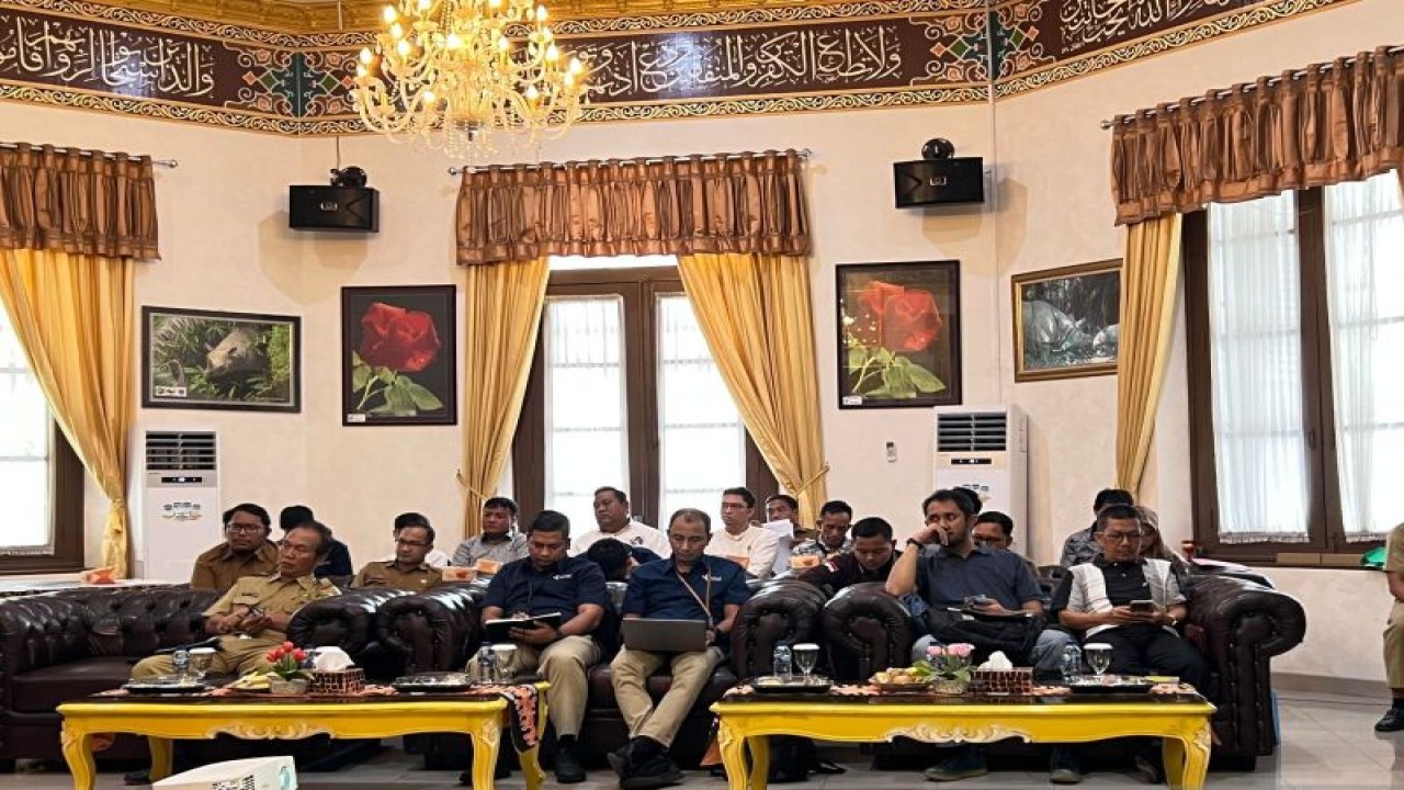 Satgassus Pencegahan Korupsi Polri beraudiensi dengan Pemkab Pandeglang dalam rangka koordinasi pencegahan penyelewengan pupuk bersubsidi di Kabupaten Pandeglang, Banten, Selasa (5/9/2023). (ANTARA/Laily Rahmawaty)