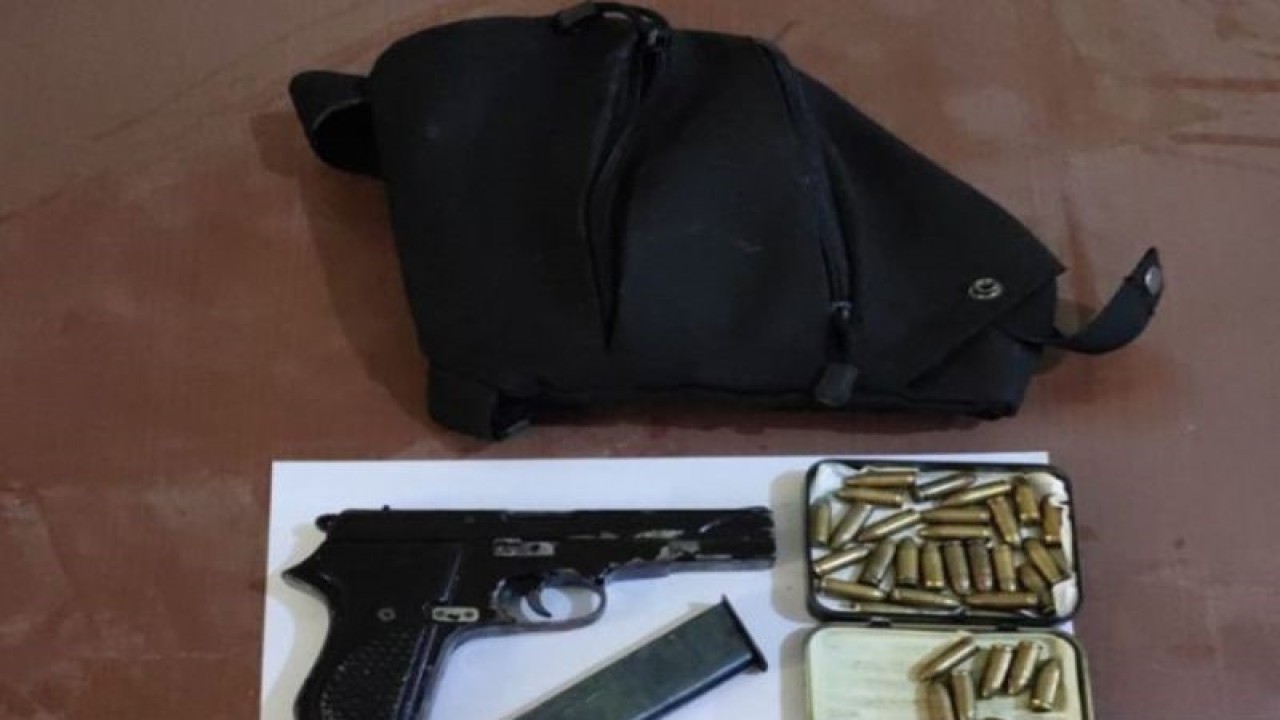 Barang bukti satu pujuk senjata api jenis FN 46 dengan 42 peluru yang disita anggota Polsek Pamukan Utara di Kotabaru, Kalimanten Selatan, Senin (18/9/2023). (ANTARA/HO-Polres Kotabaru)