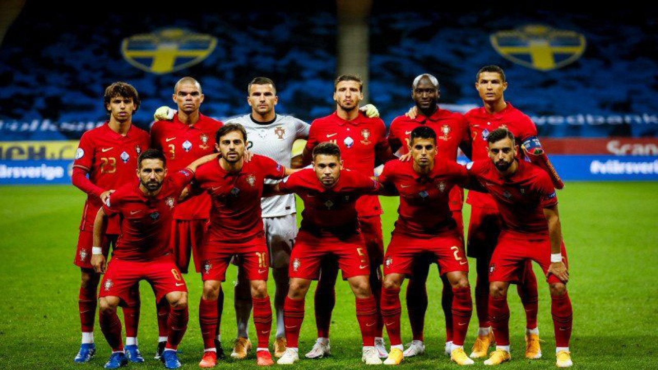 Dokumentasi - Skuad timnas Portugal berfoto bersama sebelum pertandingan lawan Swedia di UEFA Nations League pada 9 September 2020 di Solna, Swedia. (ANTARA/AFP/DIOGO PINTO)