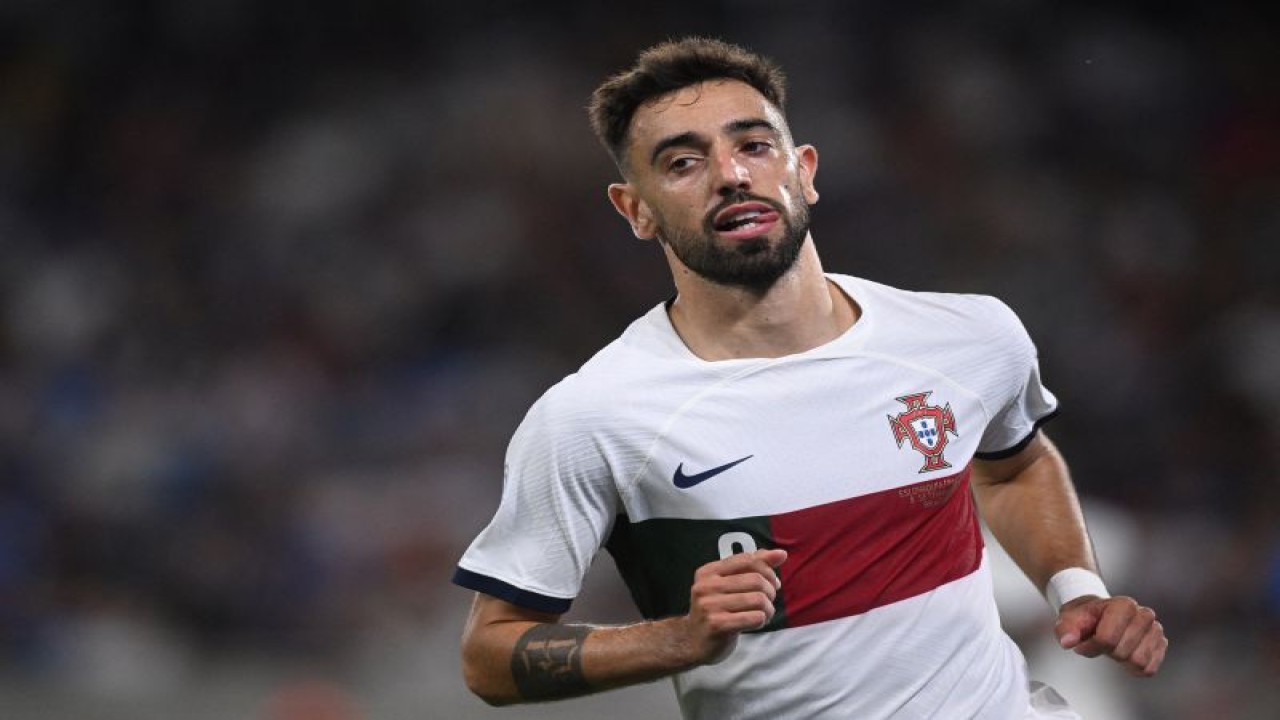 Pemain Portugal Bruno Fernandes ketika merayakan gol bagi timnya saat menghadapi Slovakia pada babak kualifikasi Piala EURO 2024 di Bratislava, Jumat. (ANTARA/AFP-VLADIMIR SIMICEK)