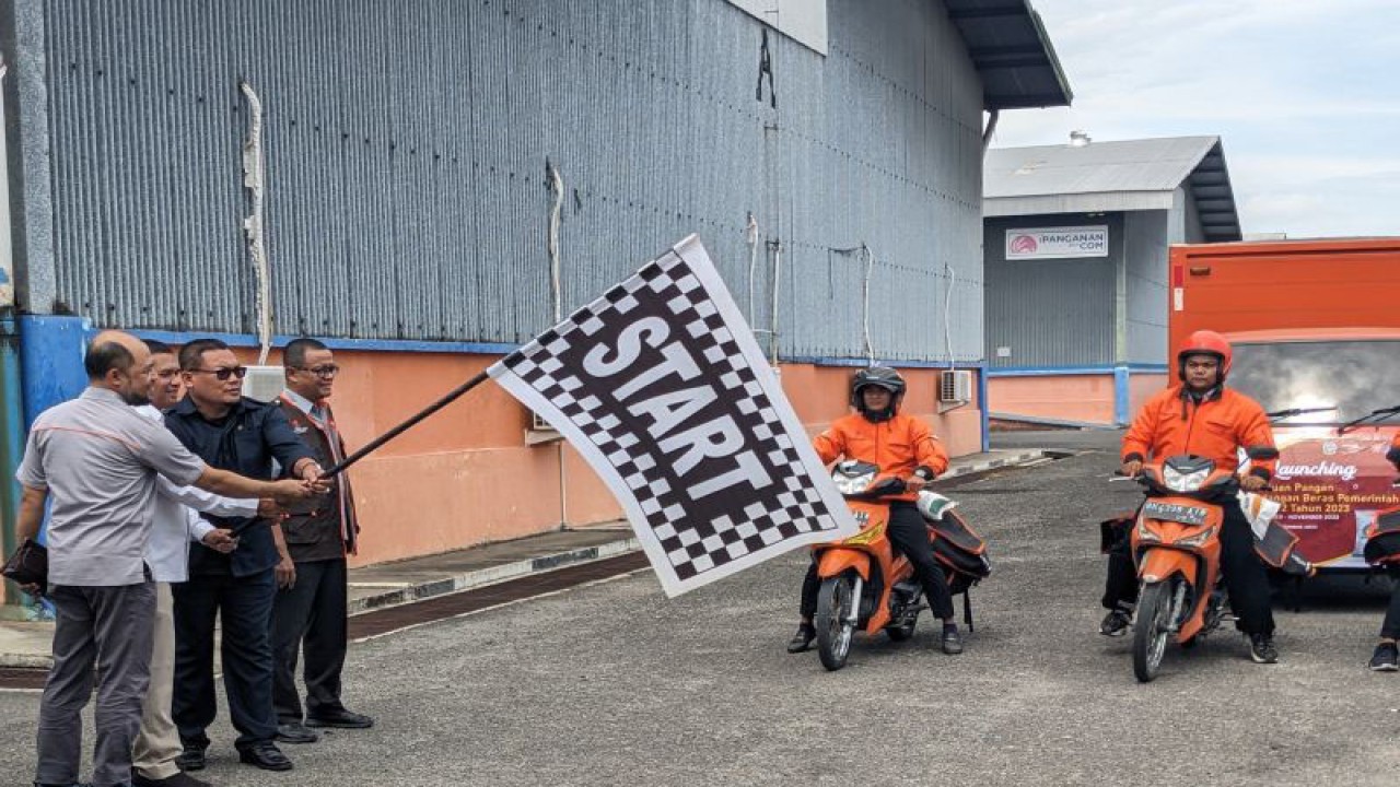 Executive Vice President PT Pos Indonesia Regional I Sumatera Agus Aribowo (kiri) dan Pemimpin Wilayah Perum Bulog Kanwil Sumut Arif Mandu (kedua dari kiri) serta perwakilan pemerintah daerah melepas kendaraan yang membawa beras bantuan sosial pangan pemerintah di Gudang Bulog Baru (GBB) Pulo Brayan Darat I, Medan, Senin (11/9/2023). (ANTARA/Michael Siahaan)
