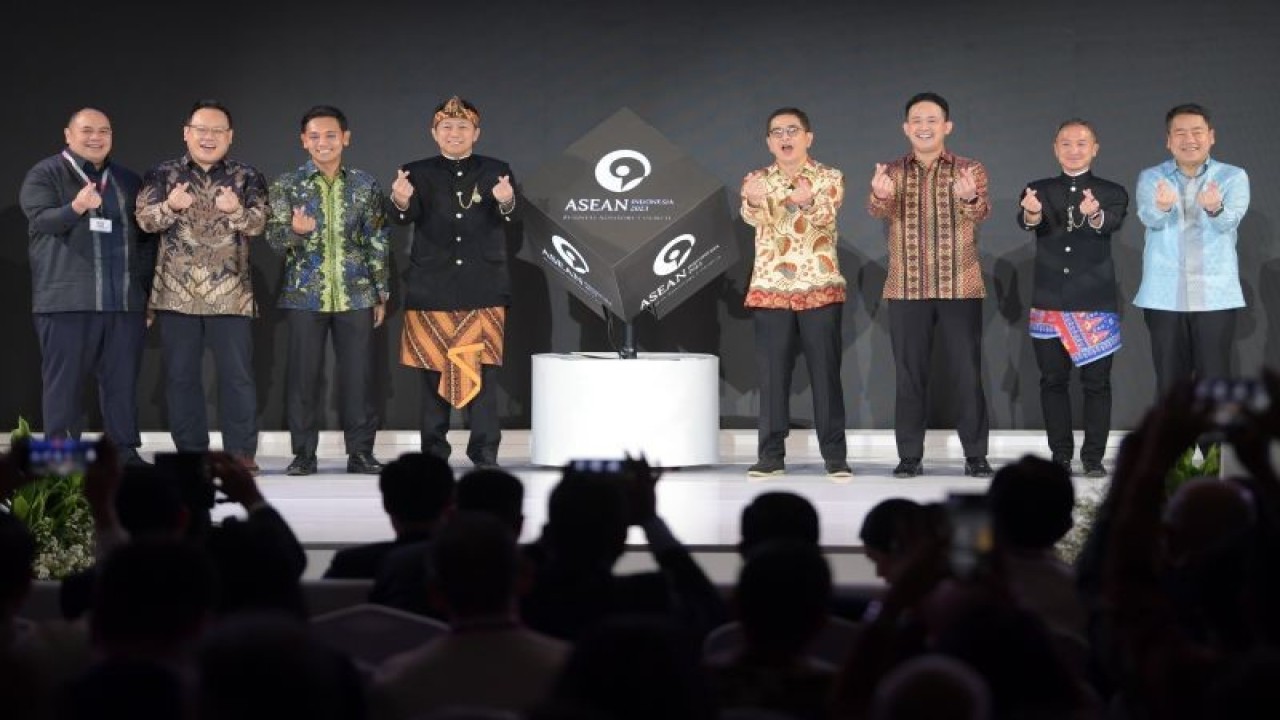 (dari kiri) Legacy Lead of ASEAN QR Code Pandu Sjahrir, Policy Manager for ASEAN-BAC Digital Transformation Working Group Yohanes Lukiman, Legacy Lead of Wiki Entrepreneur Aldi Haryopratomo, Legacy Lead of ASEAN Net Zero Hub and Carbon Centre of Excellence Dharsono Hartono, Ketua KADIN yang juga Ketua ASEAN Business Advisory Council (ASEAN BAC) Arsjad Rasjid, Legacy Lead of ASEAN One Shot Campaign Michael Rampangilei, Legacy Lead of Inclusive Closed-Loop Model for Agricultural Products Arif P Rachmat, Policy Manager for ASEAN-BAC Investment Facilitation Working Group Roderick Purwana memperkenalkan proyek ASEAN-BAC Indonesia pada hari kedua ASEAN Business Investment Summit (ABIS) 2023 di Jakarta, Senin (4/9/2023). ANTARA FOTO/MEDIA CENTER KTT ASEAN 2023/M Agung Rajasa/pras. (ANTARA FOTO/M Agung Rajasa)