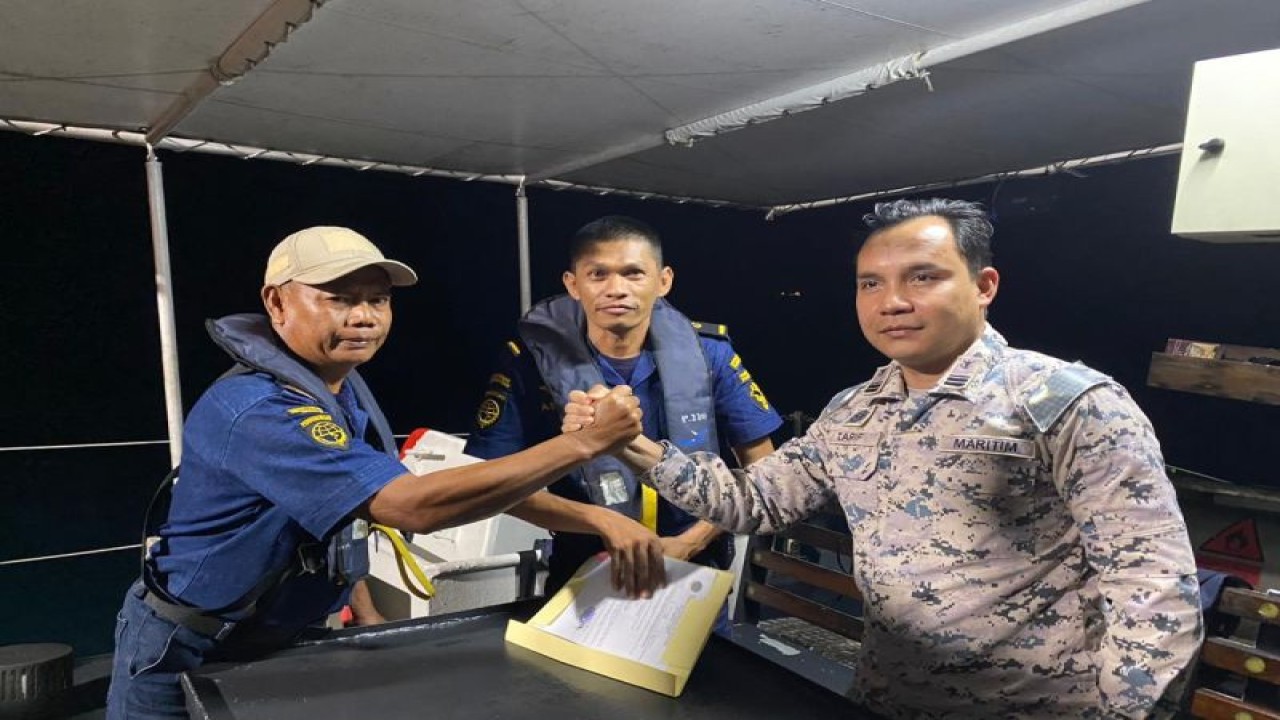 KPLP dan APMM (Maritim Malaysia) melakukan serah terima pemulangan nelayan asal Bintan, Kepri, yang hanyut di perairan Batu Putih Malaysia, Selasa (19/9/2023), sekitar pukul 02.45 Wib. (ANTARA/HO-Humas PPLP Tanjung Uban)
