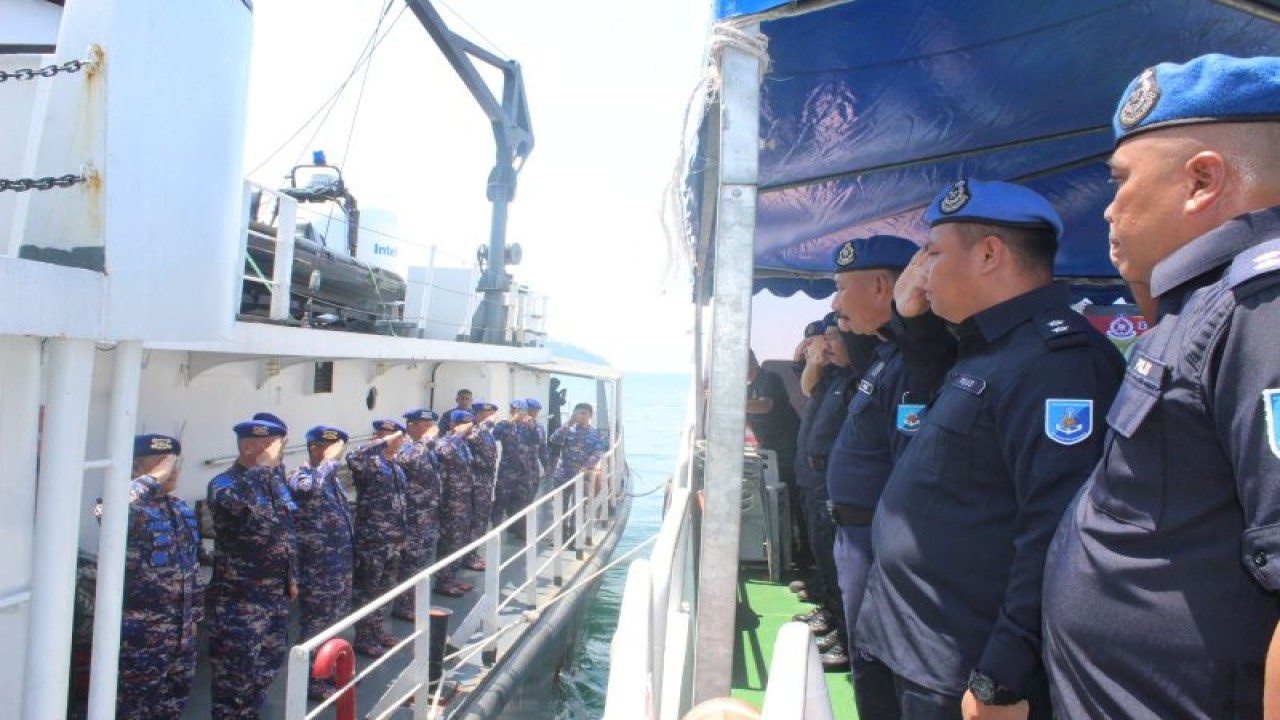 Personil Direktorat Kepolisian Perairan dan Udara (Ditpolairud) Kepolisian Daerah Kalimantan Barat bersama Pasukan Police Marine (PPM) Wilayah V Kuching Serawak Malaysia, perairan Tanjung Datu, perbatasan Indonesia-Malaysia, wilayah Kalimantan Barat. ANTARA/HO-Humas Polda Kalbar (Teofilusianto Timotius)