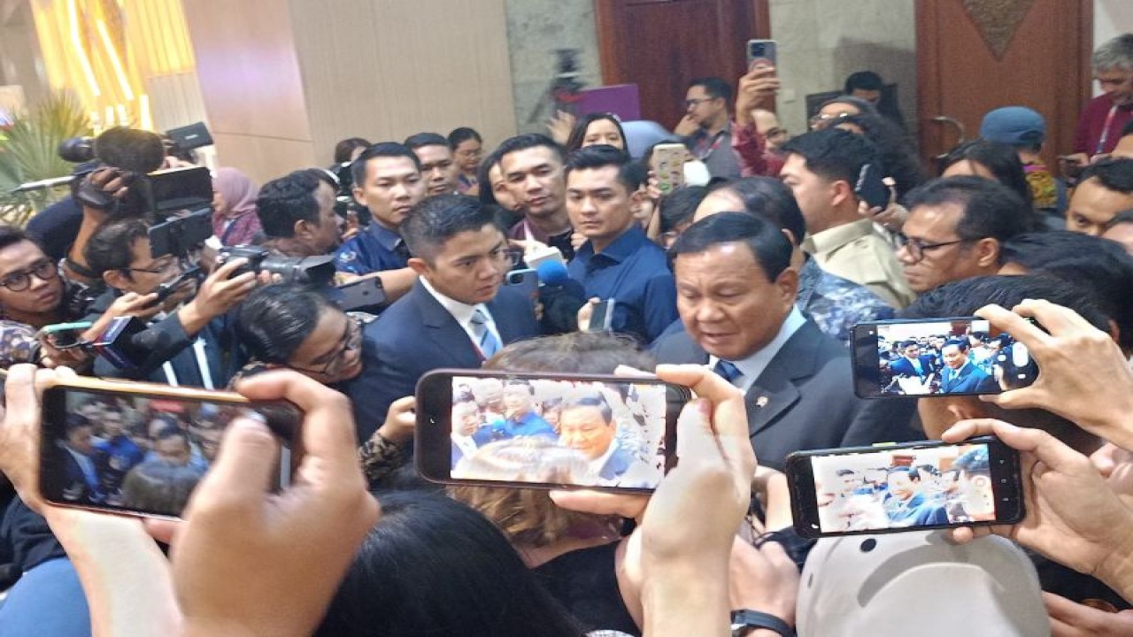 Menteri Pertahanan RI Prabowo Subianto memberikan keterangan ketika meninjau media center KTT ASEAN di Jakarta Convention Center, Kamis (7/9/2023). (ANTARA/Rangga Pandu Asmara Jingga)