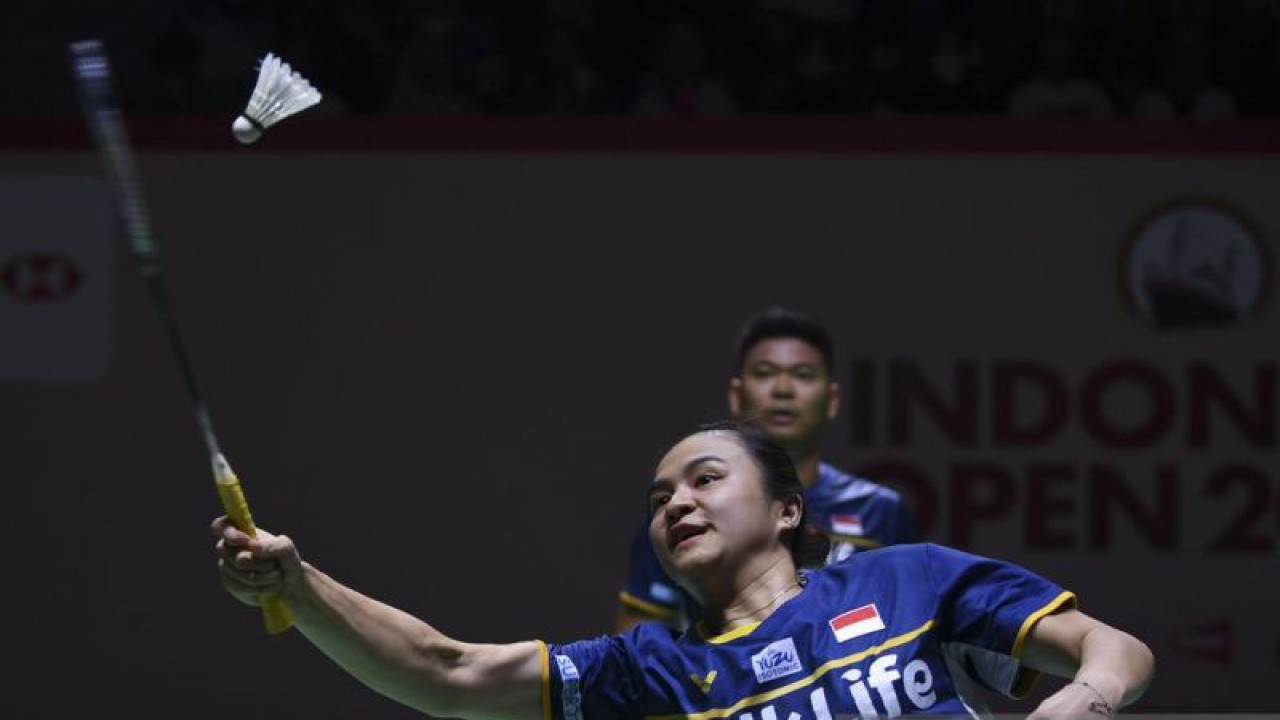 Arsip - Pebulu tangkis ganda campuran Indonesia Melati Daeva Oktavianti (depan) dan Praveen Jordan (belakang) mengembalikan kok ke arah lawannya ganda campuran Hongkong Tang Chun Man dan Tse Ying Suet dalam babak 16 besar turnamen Indonesia Open 2023 di Istora Senayan, Jakarta, Kamis (15/6/2023). Praveen dan Melati gagal melaju ke babak selanjutnya usai kalah dalam dua gim (17-21, 14-21). ANTARA FOTO/M Risyal Hidayat/tom.