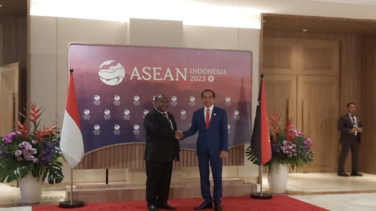 Presiden Joko Widodo (kanan) bertemu Perdana Menteri Papua Nugini James Marabe di sela-sela KTT ke-43 ASEAN di Jakarta, Kamis (7/9/2023). (ANTARA/Yashinta Difa)