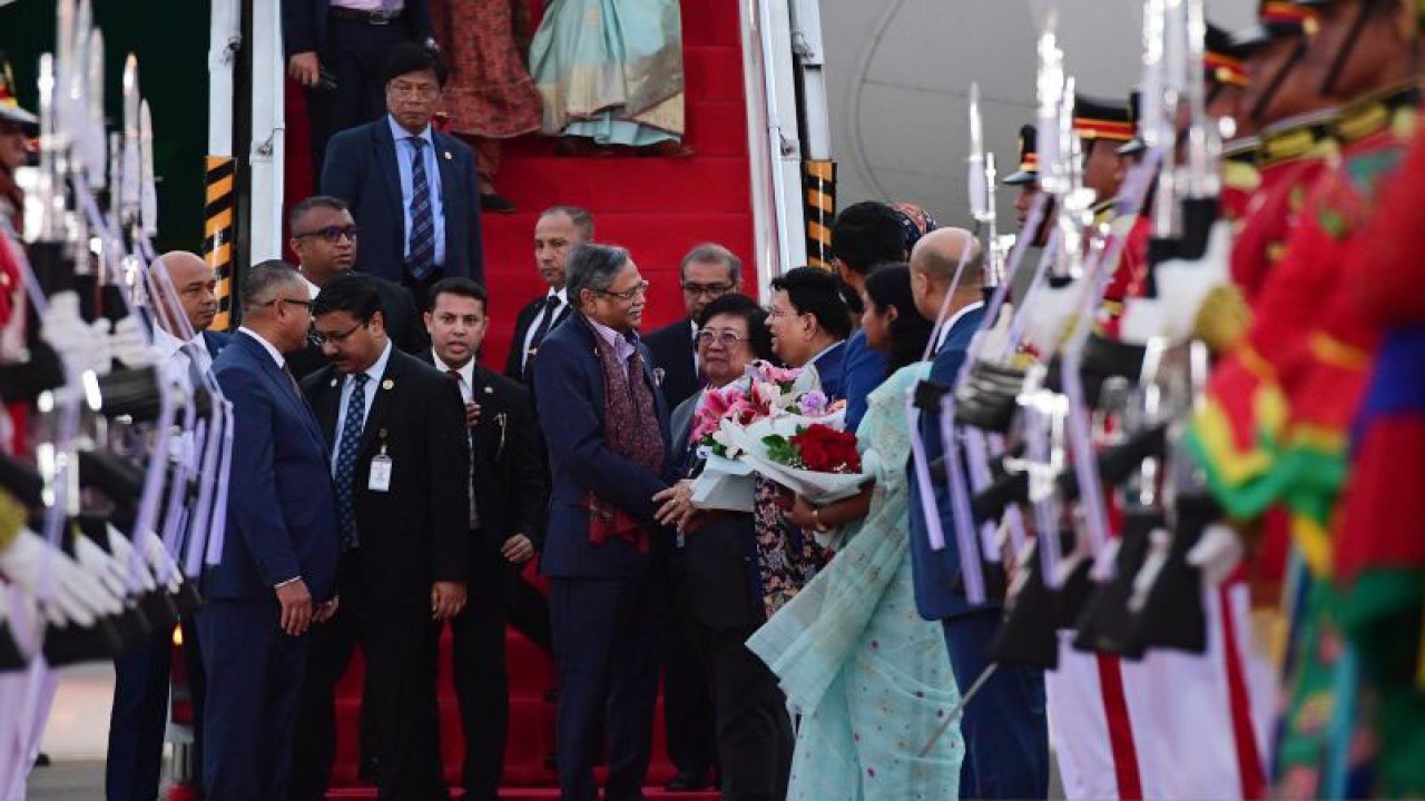 Presiden Bangladesh Mohammed Shahabuddin beserta pendamping tiba di Bandara Internasional Soekarno Hatta, Tangerang, Provinsi Banten, Senin (4/9/2023). ANTARA/HO-Biro Pers Sekretariat Presiden