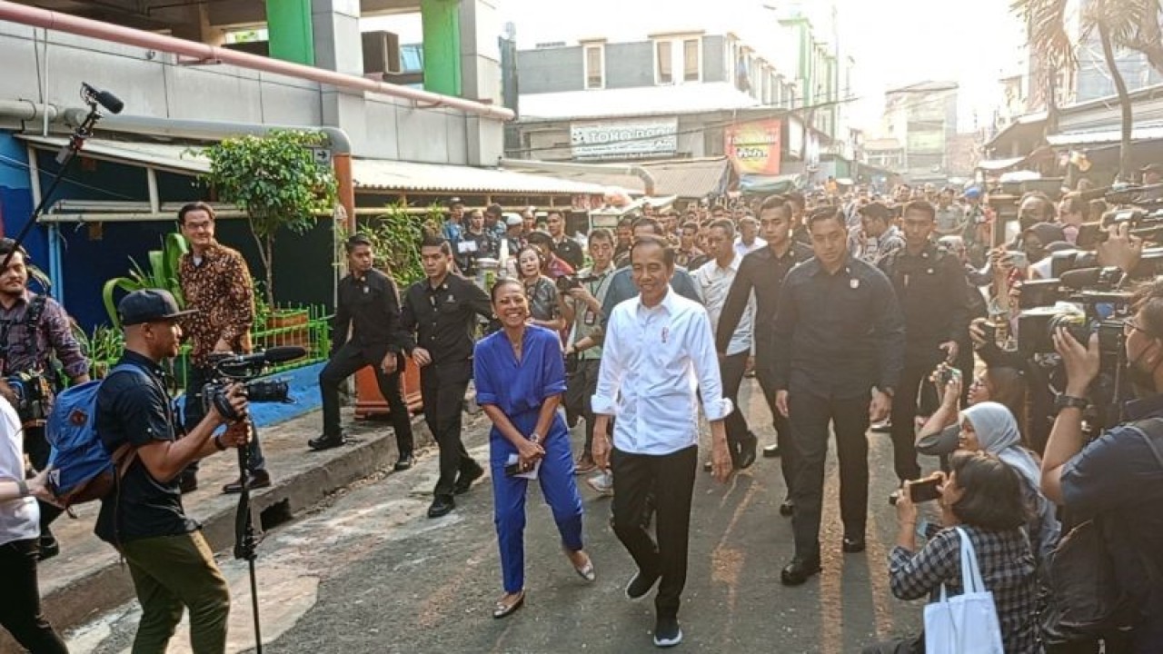 Presiden Joko Widodo meninjau Pasar Bali Mester Jatinegara, Jakarta Timur, Selasa (19/9/2023). (ANTARA/Rangga Pandu Asmara Jingga)
