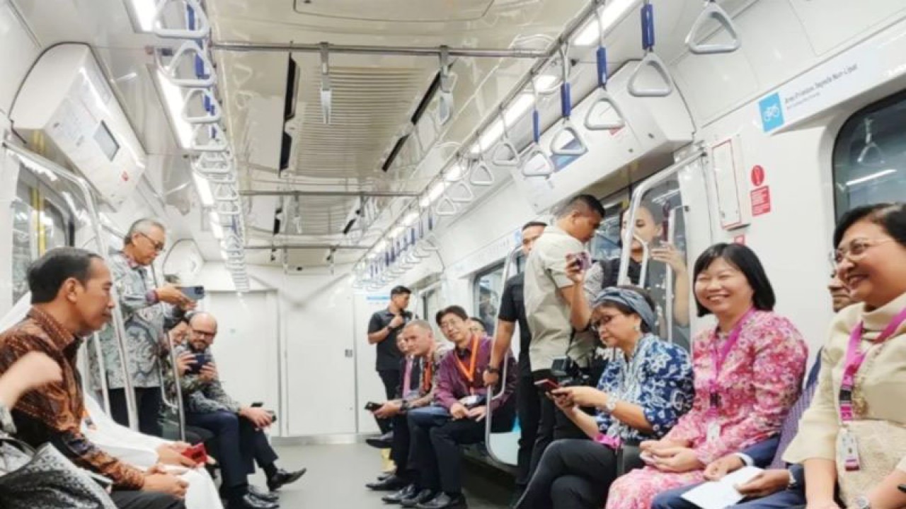 Presiden Joko Widodo mengajak para duta besar negara-negara anggota ASEAN dan sejumlah negara mitra menggunakan MRT dari Stasiun Bundaran HI menuju Stasiun ASEAN, Jakarta, Selasa (8/8/2023). (ANTARA/HO-Dokumentasi Pribadi)