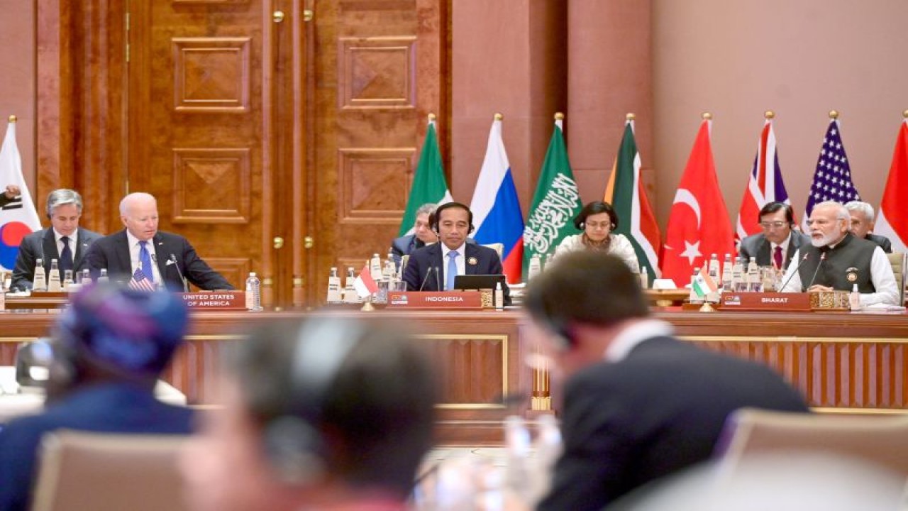 Presiden Joko Widodo (Jokowi) mengikuti sesi kedua KTT G20 di New Delhi, India, pada Sabtu (9/9/2023). ANTARA/HO-Biro Pers, Media, dan Informasi Sekretariat Presiden