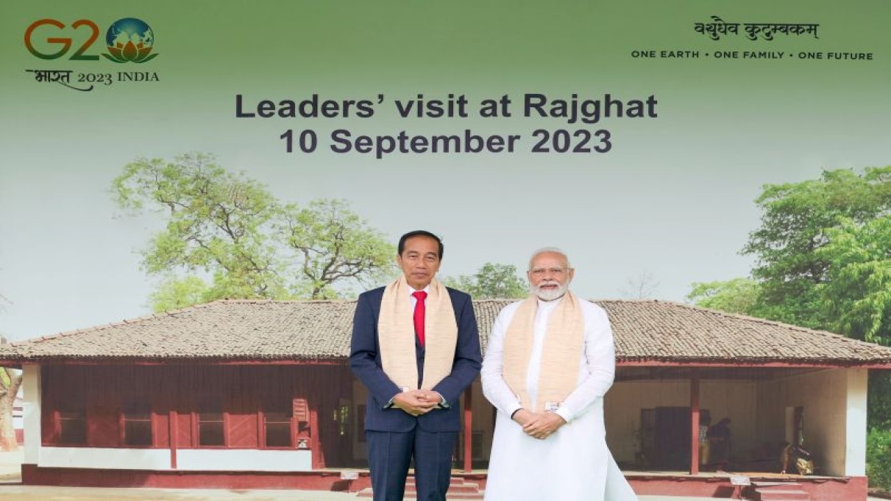 Presiden Joko Widodo berfoto bersama Perdana Menteri India Narendra Modi. ANTARA/G20 Photo Pool