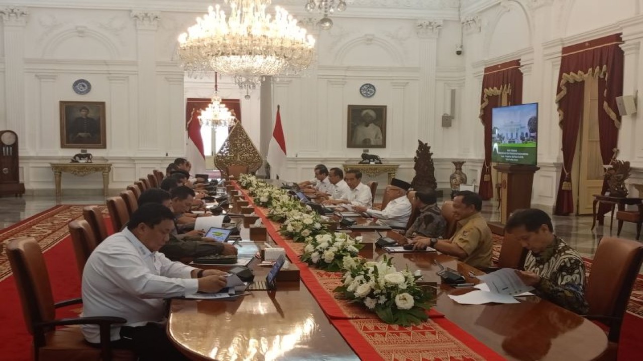 Presiden Joko Widodo memimpin rapat terbatas terkait penanganan masalah narkoba di Istana Merdeka, Jakarta, Senin (11/9/2023). ANTARA/Rangga Pandu Asmara Jingga