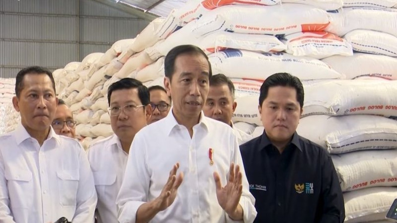 Tangkapan layar - Presiden RI Joko Widodo (Jokowi) saat menyampaikan keterangan kepada wartawan di Gudang Bulog di Jalan Nasional 11, Babakan, Kecamatan Dramaga, Kabupaten Bogor, Jawa Barat, Senin (11/9/2023), terkait persediaan beras Indonesia di tengah fenomena inflasi dan El Nino. (ANTARA/Andi Firdaus)