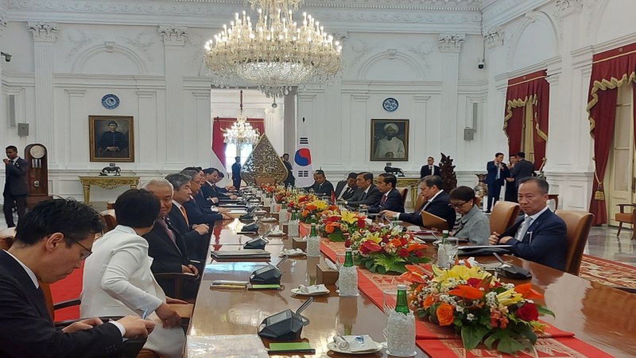 Suasana pertemuan bilateral antara Presiden RI Joko Widodo dan Presiden Korea Selatan Yoon Suk-yeol di Istana Kepresidenan, Jakarta, Jumat (8/9/2023). (ANTARA/Mentari Dwi Gayati)