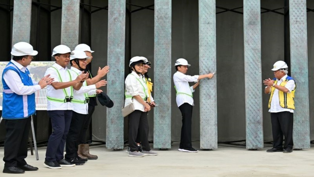 Presiden Joko Widodo secara simbolis memasang modul pertama Garuda yang akan menjadi ikon bangunan kantor presiden di Ibu Kota Nusantara, Kalimantan Timur, Jumat (22/9/2023). ANTARA/HO-Biro Pers Sekretariat Presiden
