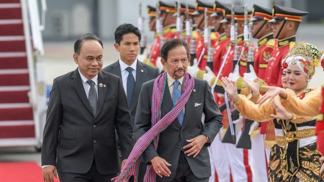 Sultan Brunei Darussalam Hassanal Bolkiah (kanan) didampingi Menkominfo Budi Arie Setiadi (kiri) berjalan menuju kendaraan saat tiba di Terminal VVIP Bandara Soekarno Hatta, Banten, Senin (4/9/2023). ANTARA FOTO/Media Center KTT ASEAN 2023/Raisan Al Farisi/aww/aa. (ANTARA FOTO/Raisan Al Farisi)