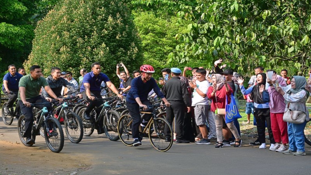 Presiden RI Joko Widodo (Jokowi) bersepeda keliling Kebun Raya Bogor, Kota Bogor, Jawa Barat, sambil menyapa warga, Minggu (17/9/2023). (ANTARA/HO-Biro Pers Sekretariat Presiden).