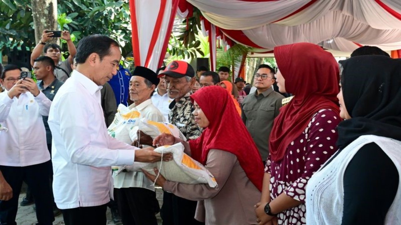 Presiden Joko Widodo saat menyerahkan bantuan beras kepada keluarga penerima manfaat di Cilegon, Banten, Selasa (12/9/2023). ANTARA/HO-Biro Pers Sekretariat Presiden