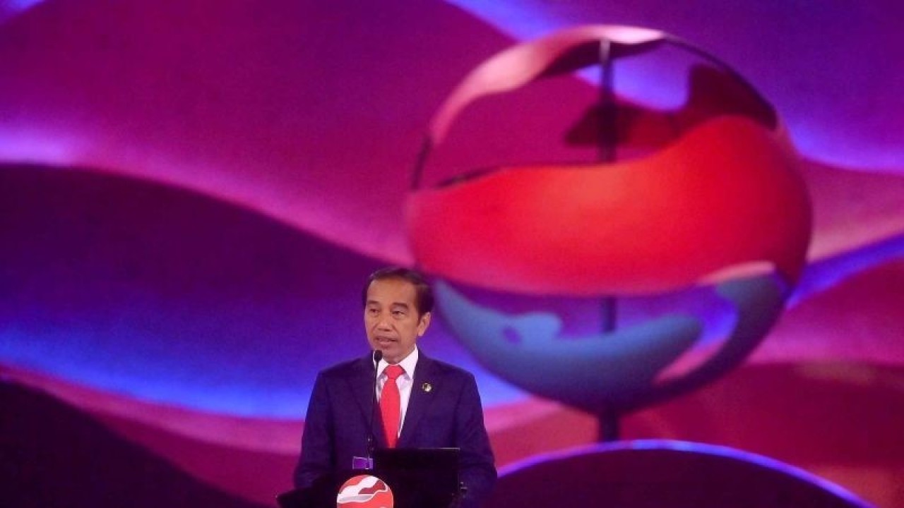 Presiden Joko Widodo berpidato saat pembukaan KTT ke-43 ASEAN 2023 di Jakarta, Selasa (5/9/2023). ANTARA FOTO/Media Center KTT ASEAN 2023/Akbar Nugroho Gumay/nym.