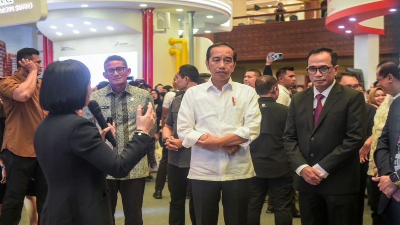 Presiden Joko Widodo saat meninjau pameran Hub Space di Plenary Hall, Jakarta Convention Center (JCC), Jakarta, Jumat (29/9/2023). ANTARA/HO-Biro Pers Sekretariat Presiden
