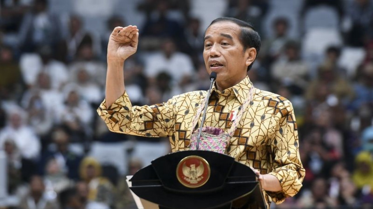 Presiden Joko Widodo menyampaikan pidato pada Festival Lingkungan, Iklim, Kehutanan, Energi Baru Terbarukan (LIKE) di Indonesia Arena, Jakarta, Senin (18/9/2023). ANTARA FOTO/Hafidz Mubarak A/tom.