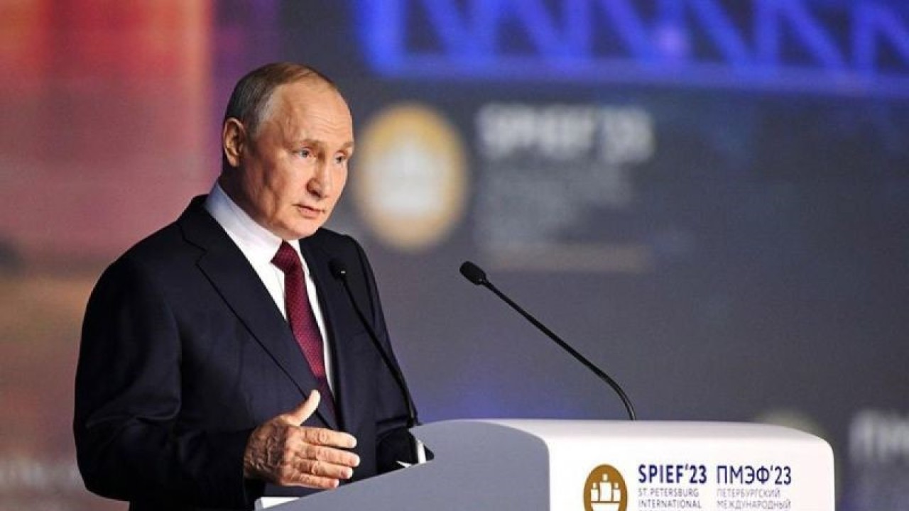 Arsip - Presiden Rusia Vladimir Putin berpidato pada sesi pleno Forum Ekonomi Internasional St. Petersburg ke-26, Jumat (16/6/2023). (ANTARA/Xinhua/Siaran Pers Kremlin/am.)