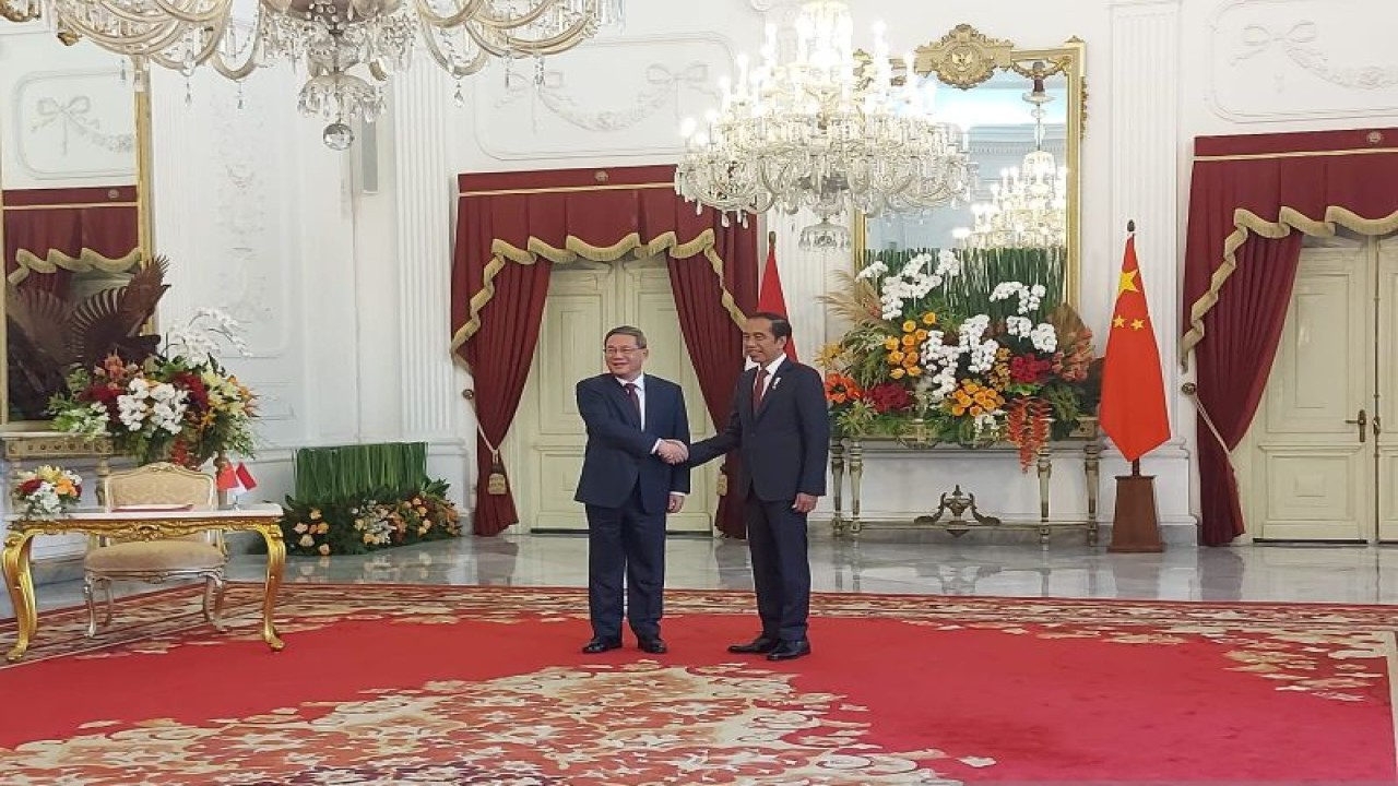 Presiden RI Joko Widodo menggelar pertemuan bilateral dengan Perdana Menteri China Li Qiang di Istana Kepresidenan Jakarta, Jumat (8/9/2023) (ANTARA/Mentari Dwi Gayati)