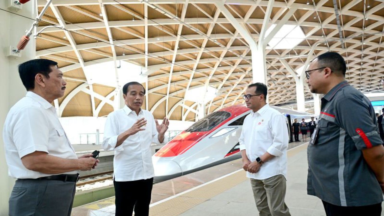 Presiden RI Joko Widodo (kedua kiri) sebelum melakukan uji coba kereta cepat Jakarta-Bandung dari Stasiun Halim, Jakarta, menuju Stasiun Padalarang, dilanjutkan Stasiun Bandung, Jawa Barat, Selasa (13/9/2023). (ANTARA/HO-Biro Pers Sekretariat Presiden)