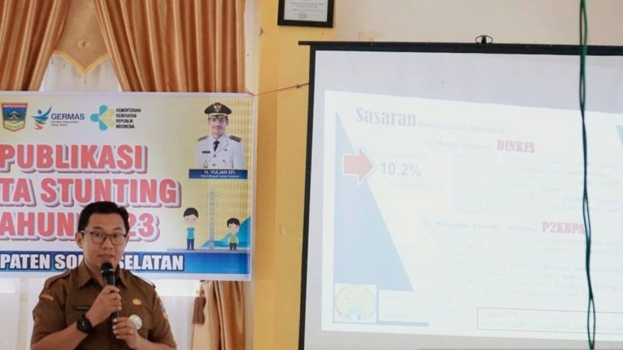 Pelaksana tugas Kepala Dinas Kesehatan Solok Selatan Pendewal melakukan diskusi dengan berbagai swktor saat publikasi data stunting Tahun 2023. Antara/Erik