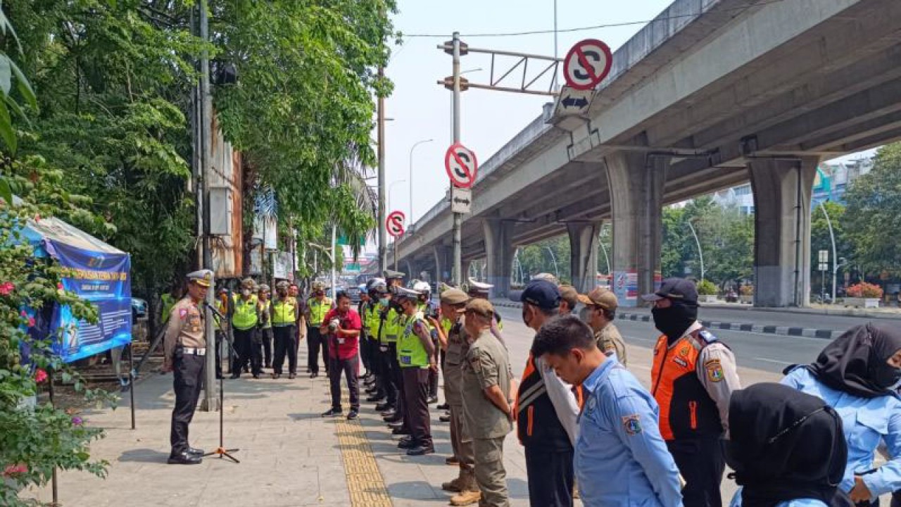 Kepala Satuan Polisi Lalu Lintas (Kasatlantas) Jakarta Utara Komisaris Polisi Edy Purwanto menggelar apel Operasi Zebra Jaya 2023 di kawasan Tanjung Priok, Jakarta Utara, Senin (18/9/2023). ANTARA/Abdu Faisal
