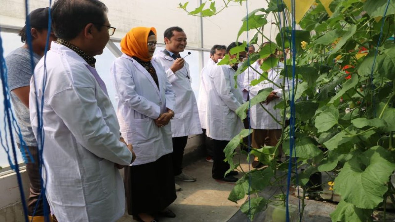 Penjabat Bupati Kulon Progo Ni Made Dwipanti Indrayanti meminjau Sekolah Vokasi UGM Field Research Center (FRC) lokasi FabCamp Challenge. (ANTARA/HO-Humas Pemkab Kulon Progo)