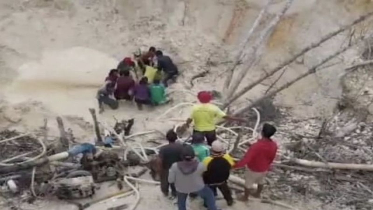 Proses evakuasi penambang emas yang tewas tertimbun longsor. (ANTARA/Tangkapan layar)