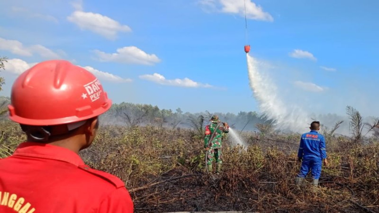 Proses pemadaman api. Antara/Ho-Humas BMKG Pekanbaru.