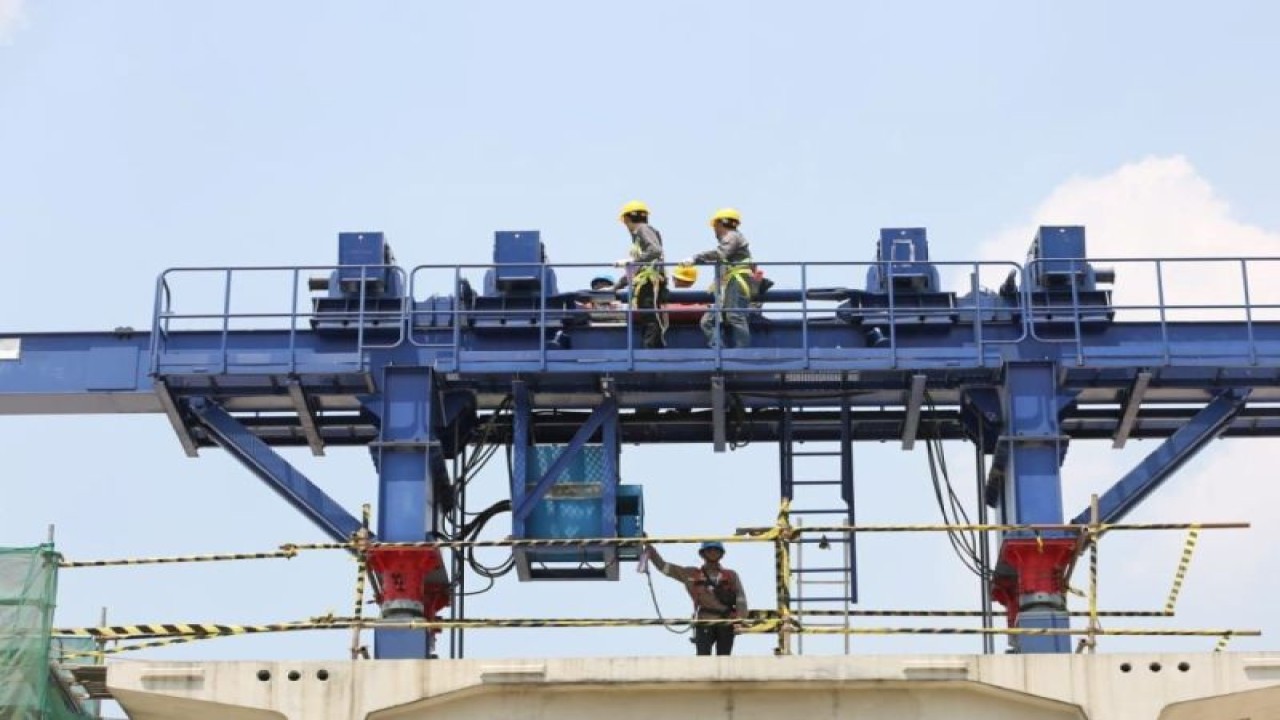 Tenaga kerja konstruksi menjalankan kegiatan pembangunan proyek infrastruktur. ANTARA/HO-Kementerian PUPR