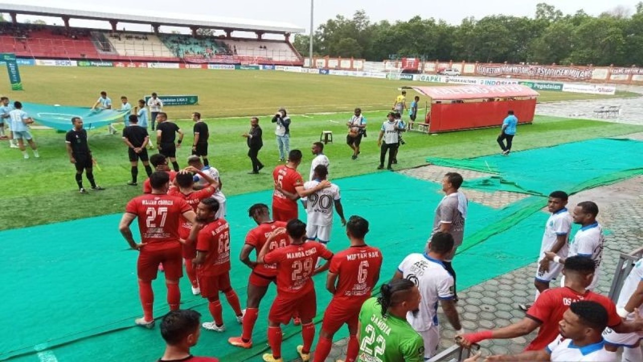 Ilustrasi - Pemain Kalteng Putra bersiap saat melawan PSBS Biak di Stadion Tuah Pahoe Palangka Raya, Kalimantan Tengah, Minggu (17/9/2023). ANTARA/Adi Wibowo