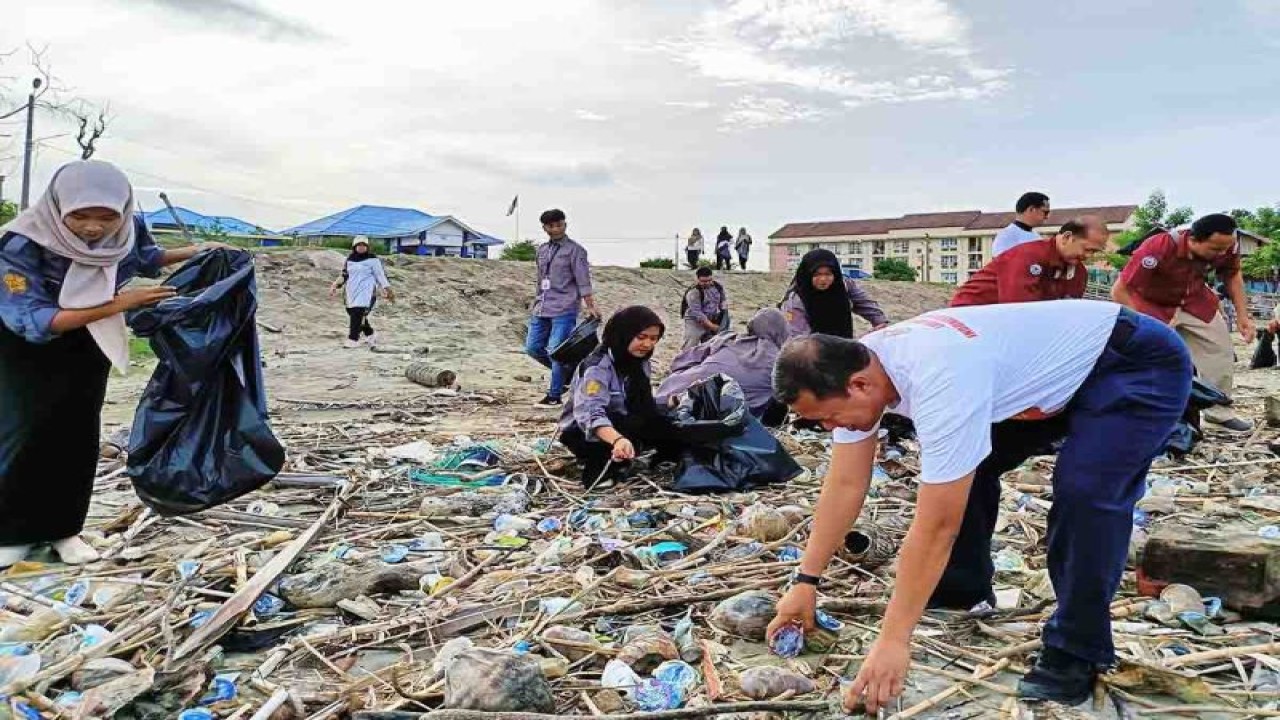PSDKP Lampulo bersama mitra melaksanakan program Bulan Cinta Laut dengan bersih-bersih pantai di Banda Aceh, Kamis (7/9/2023). (ANTARA/HO-Dok PSDKP Lampulo).